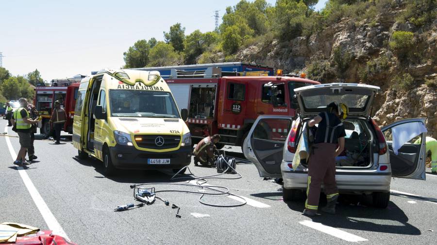 Imatge d’arxiu d’una ambulància i bombers de les Terres de l’Ebre, atenent un accident de trànsit. FOTO: JOAN REVILLAS