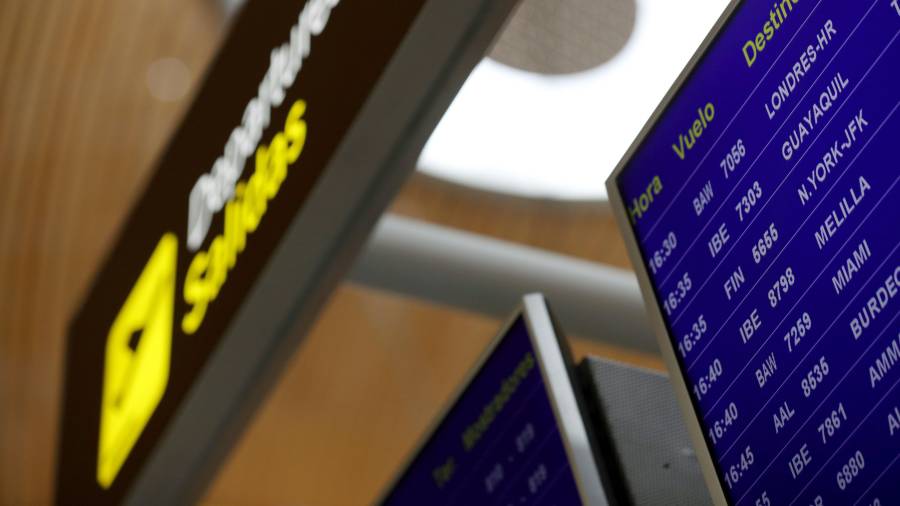 Panel informativo del aeropuerto Adolfo Suárez Madrid-Barajas tras la caída del sistema informático de British Airways. EFE