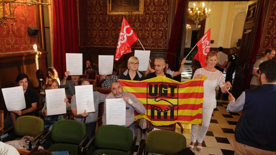Los miembros de los sindicatos dieron la espalda a los concejales durante el debate. Foto: lluis milián