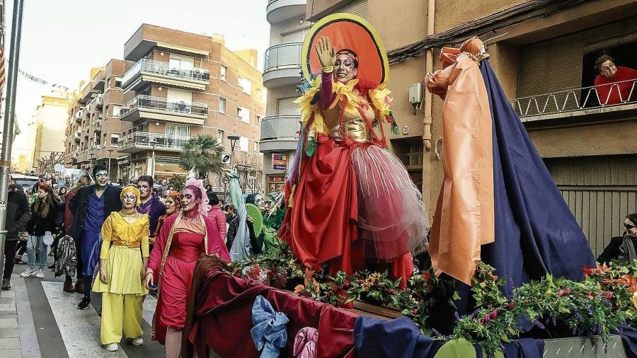 Imatge d’ahir a la tarda de la Reina Carnestoltes que saludava tots els vallencs pels diferents carrers acompanyada dels set ambaixadors. FOTO: Alba Tudó