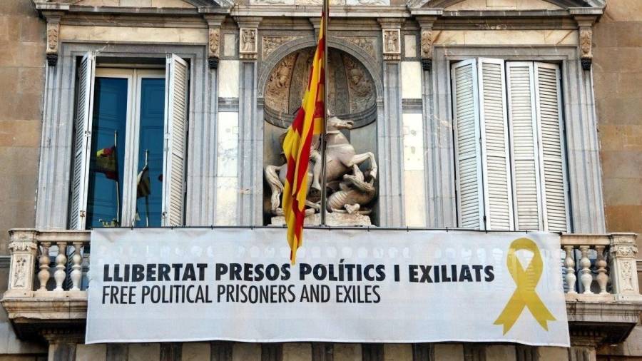 Imatge de la pancarta de suport als polítics presos que penja al balcó del Palau de la Generalitat. foto: ACN