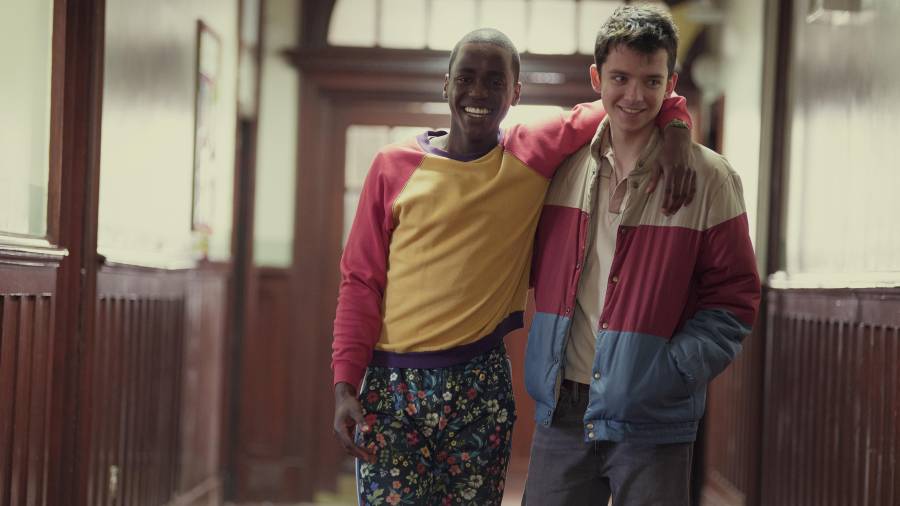 Ncuti Gatwa y Asa Butterfield interpretan a dos adolescentes muy particulares. Foto: Netflix