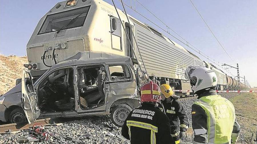Imagen de archivo de un accidente entre un tren y un coche. EFE
