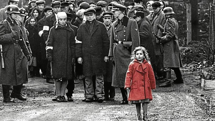 Rodada en un inmutable blanco y negro, la película sólo ofrece en color la imagen icónica del ‘la niña del abrigo rojo’. FOTO: Universal Pictures