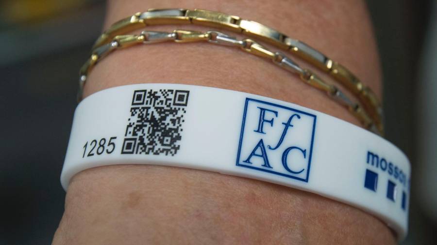 Detall d’una polsera, que porta el codi QR, el logo de la FAFAC i el dels Mossos d’Esquadra. Foto: Joan Revillas