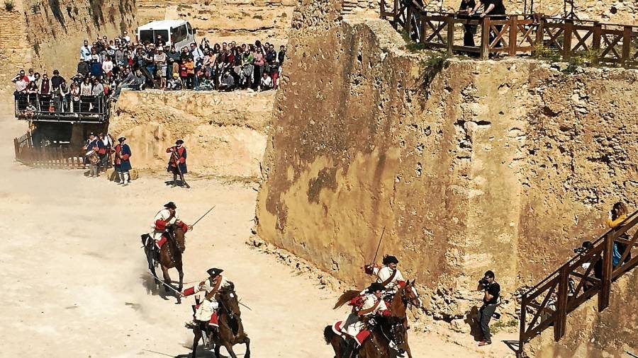 Imatge d’un dels moments de la representació del combat final del setge de Tortosa, que va tenir lloc aquest diumenge al matí, a les Avançades de Sant Joan. FOTO: M. N.