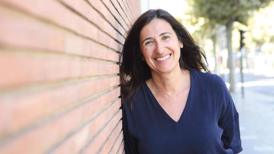Marta Álvarez, que en mayo fue nombrada gerente de la FEHT en sustitución de Joan Anton, posa para la entrevista en la calle Barcelona de Salou. Foto: Alba Mariné