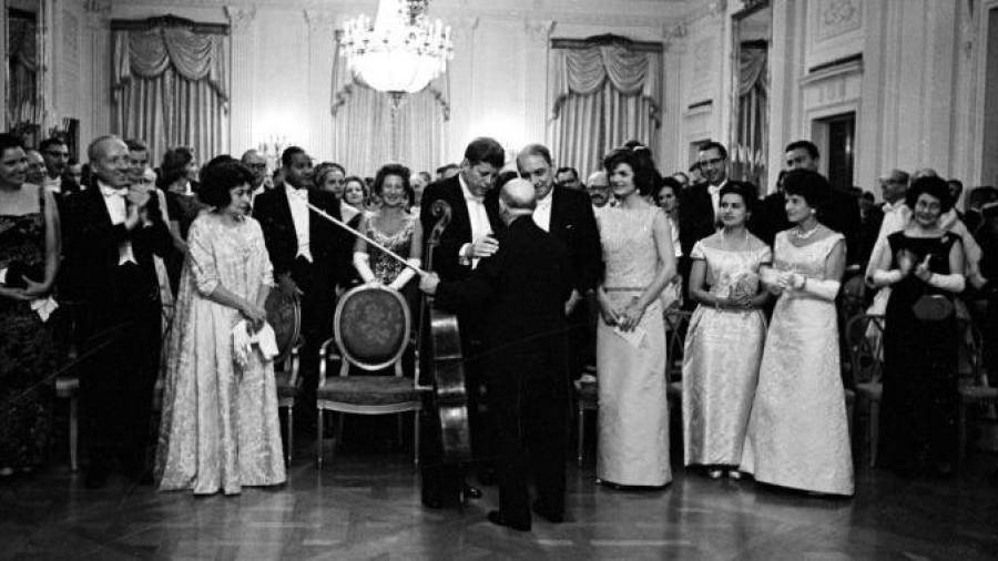 Pau Casals recibido por el presidente Kennedy. FOTO: Fundació Pau Casals.