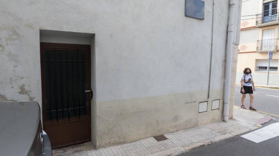 Els sospitosos estaven forçant aquesta porta. FOTO:JOAN REVILLAS