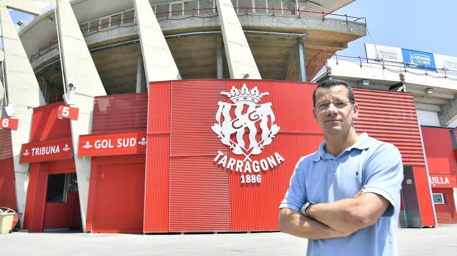 Sergi Parés, junto a un Nou Estadi que espera la llegada de los nuevos fichajes del director deportivo. FOTO: alfredo gonzález