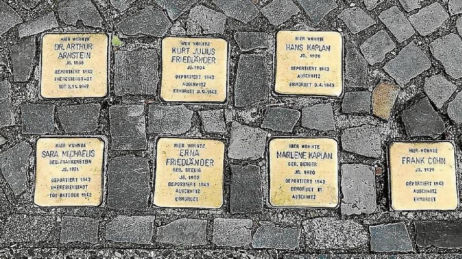 Diversas piedras de la memoria recuerdan a víctimas del nazismo en los campos. FOTO: DT
