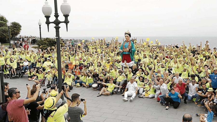 La giganta Frida, en el centro, junto a las más de 300 personas que conforman la peña festiva ‘Festa per a tothom’. FOTO: pere ferré