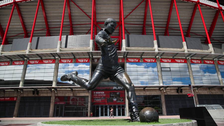 Una estatua de Eusebio preside la entrada al Estadio Da Luz de Lisboa, sede de la final a 8. FOTO: EFE