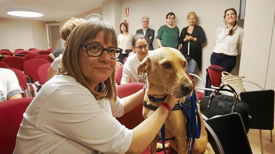 Edurne García tiene Esclerosis Múltiple y Sasha es su perra de asistencia. FOTO: Pere Ferré