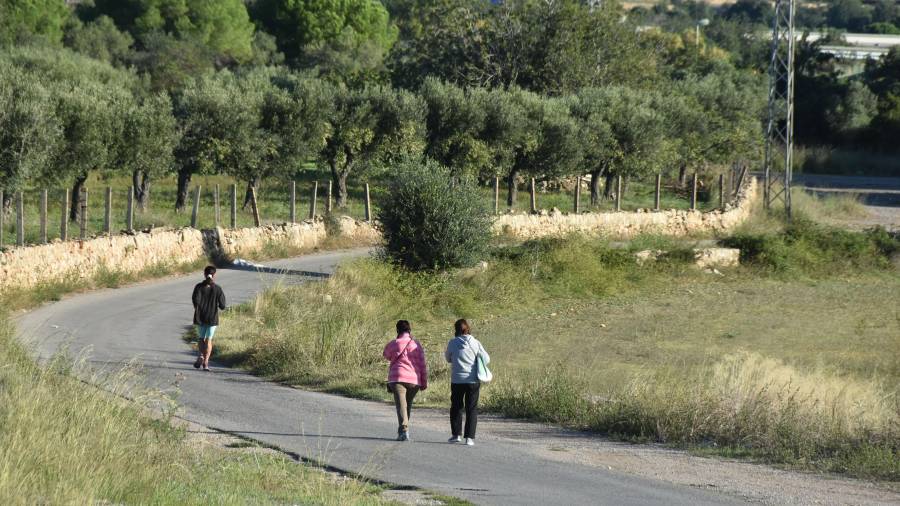 Tres personas caminando y manteniendo las distancias de seguridad. FOTO: Ajuntament de Torredembarra-Anna F.