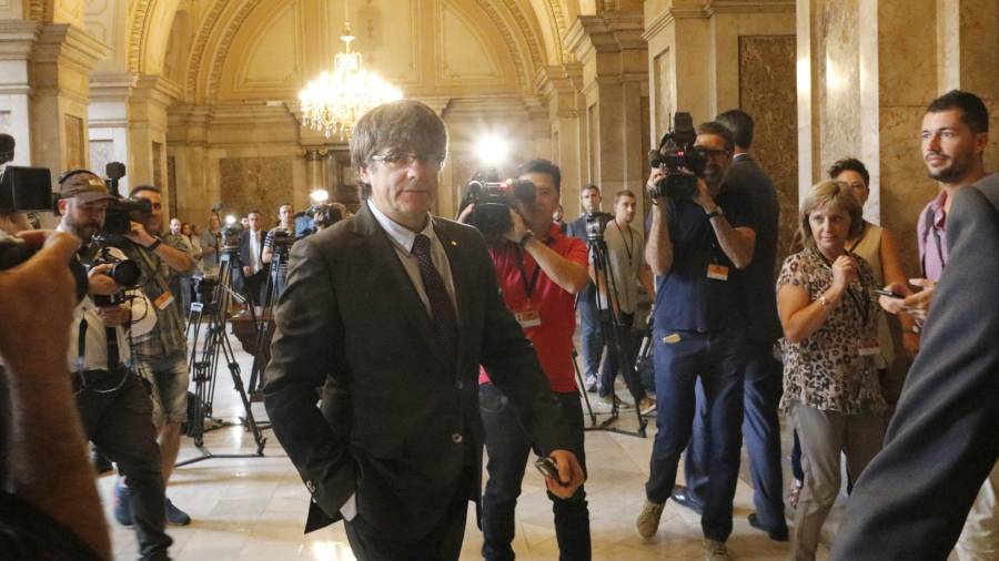 El president de la Generalitat, Carles Puigdemont, als passadissos del Parlament. Foto: ACN