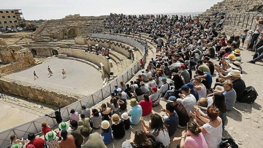 El público en la grada del Amfiteatre, en un representación de la lucha de gladiadores. FOTO: DT