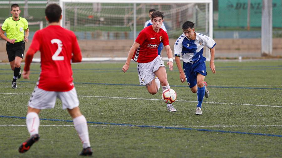 Kim Lorca, uno de los fijos del Juvenil A, persigue a un jugador del Sabadell en un partido de este curso. FOTO: FABIÁN ACIDRES