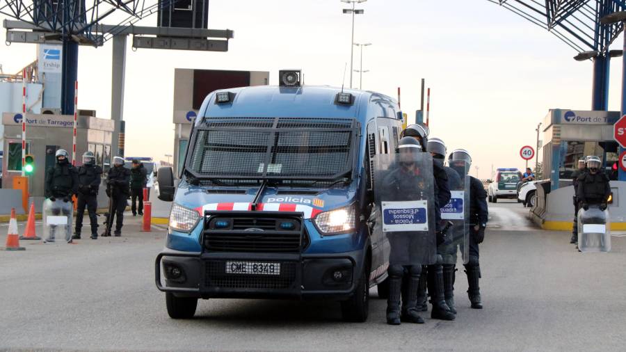 Imagen de una furgoneta de los mossos este viernes en la entrada del Port de Tarragona. FOTO. ACN