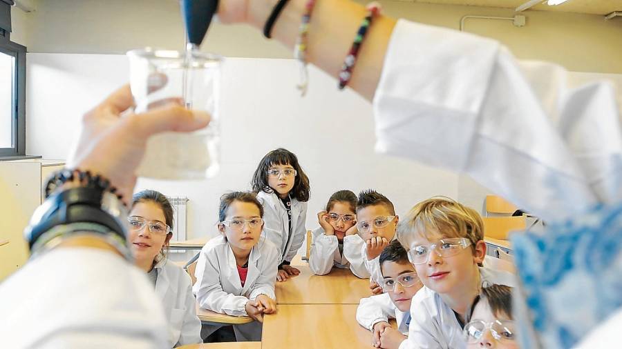 Los escolares del Mas Clariana observan atentos el experimento realizado por los científicos. FOTO: Alba Mariné