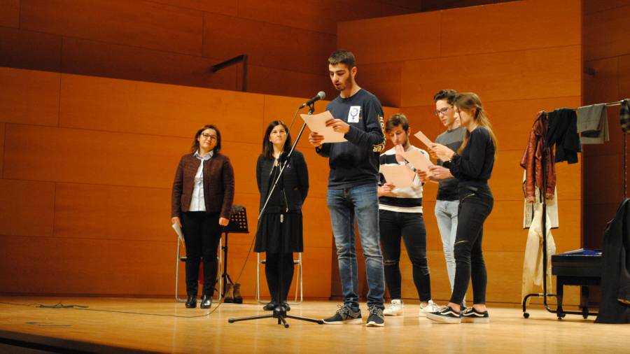 La lectura dels alumnes abans de la representació teatral a l'Auditori Josep Carreras. FOTO: DT