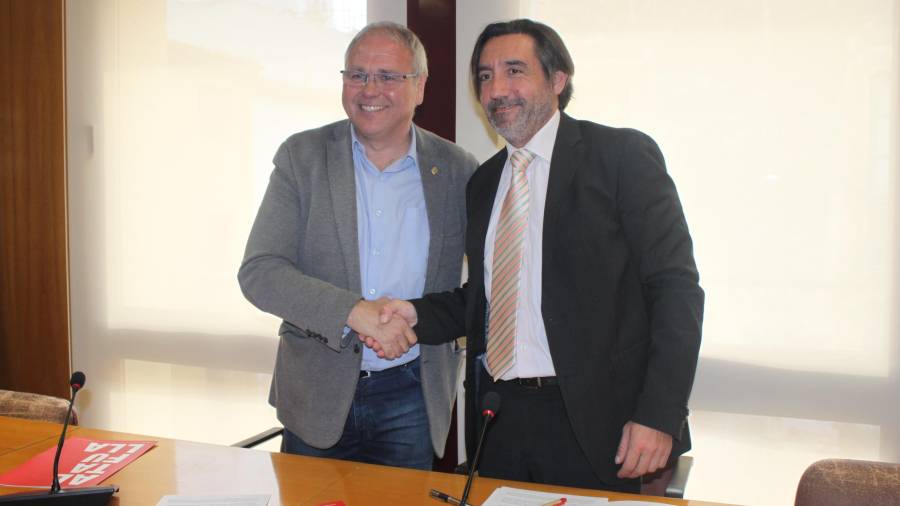 Imagen del acuerdo de gobierno. El alcalde Fèlix Alonso y el portavoz de PDeCAT, Pere Gomes.FOTO: ACN