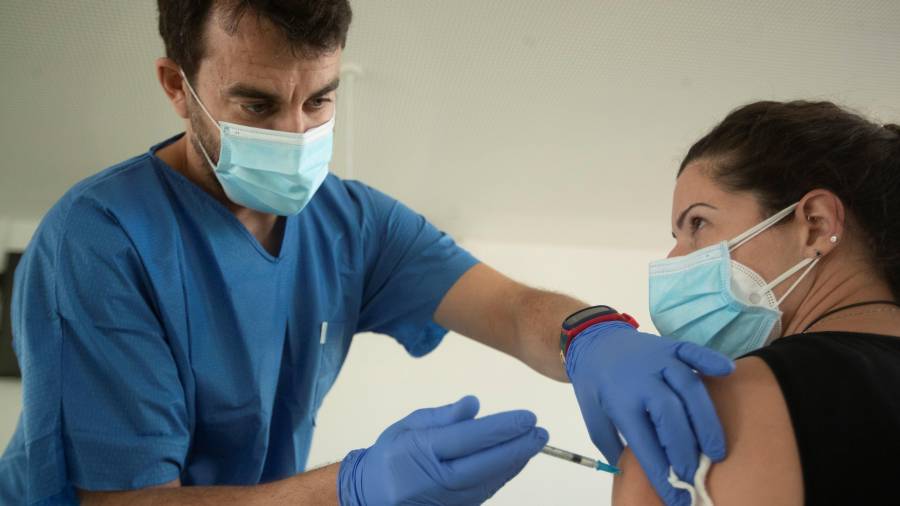 La fe en la pronta salida de la pesadilla de la pandemia está depositada en la vacuna. FOTO: MARTA PÉREZ/EFE