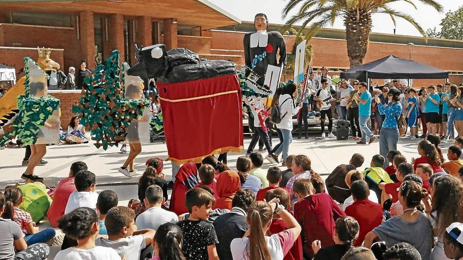El punto festivo lo pusieron las bestias creadas por los propios alumnos. Los músicos que los acompañaron también eran estudiantes. FOTO: Lluís Milián