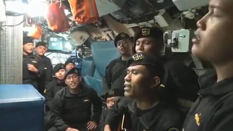Imagen de los marineros cantando antes de hundirse el submarino. Cedida