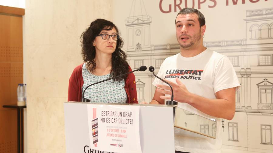 Mònica Pàmies i Edgar Fernàndez, ahir a la roda de premsa de la CUP. Foto: Alba Mariné.