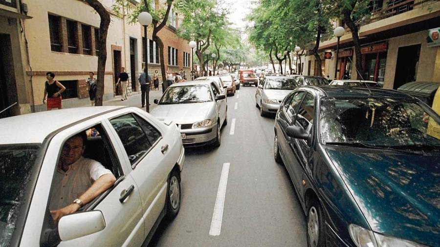 Imagen de un atasco en la avenida Rovira i Virgili. El informe dice que Tarragona es una de las 6 capitales estudiadas donde el coche particular se usa para el 50% de los desplazamientos. FOTO: Pere ferré/DT