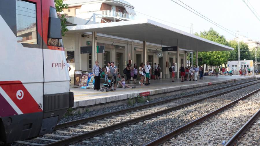 Actual vía del tren a su paso por la estación de Salou. Foto: Alba Mariné