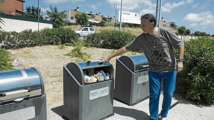 Carles Traid, mostrando la situación en que se encuentran los contenedores de la basura. FOTO: Carmina Marsiñach