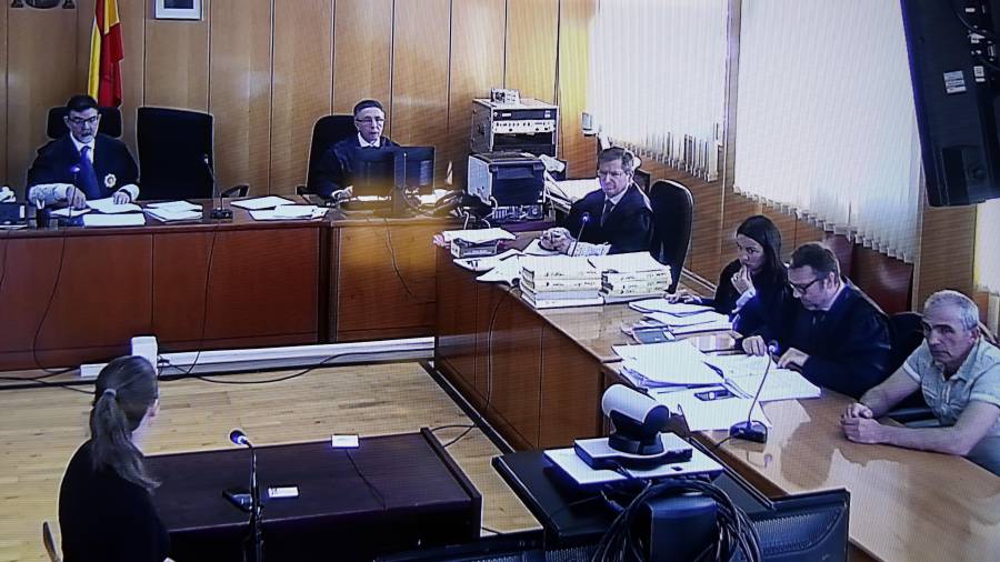 Captura de pantalla de la sala de vistes on es fa el judici contra l'acusat de matar dos homes a Bot, Oleg Makrusin, assegut a la part inferior dreta. FOTO: ACN