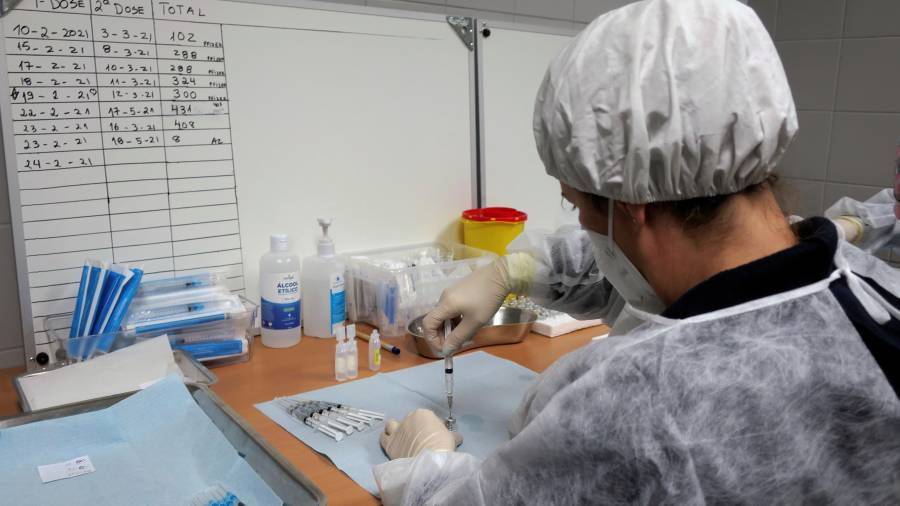 Una sanitaria prepara una dosis de la vacuna contra la Covid-19 en Portugal. FOTO: EFE