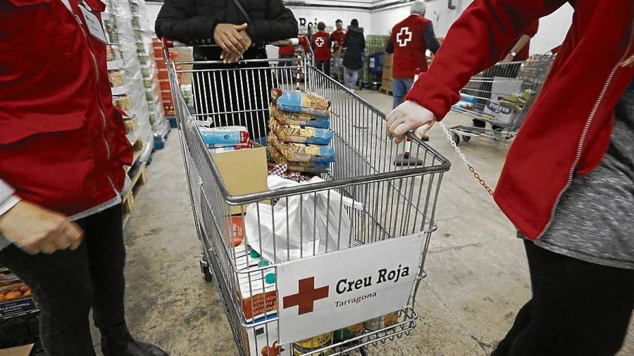 Creu Roja i altres entitats, com Càritas, recullen aliments per a famílies vulnerables. FOTO: P. Ferré/DT