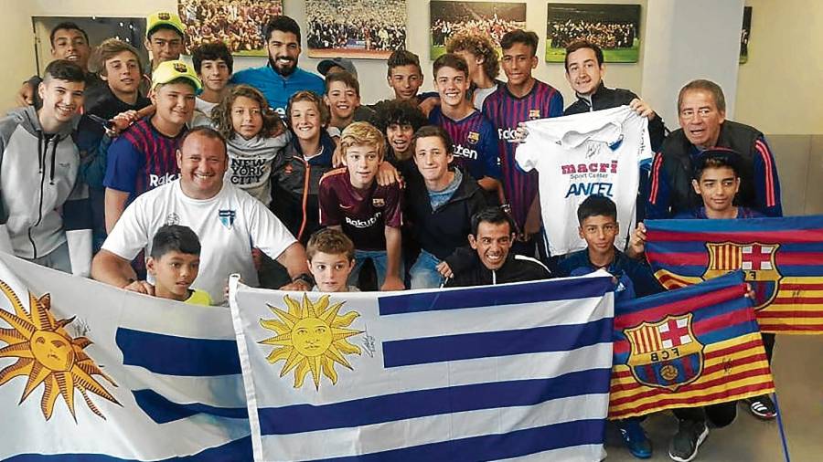 Los jugadores de Barrio Palermo y sus asistentes posan en una foto de familia junto a Luis Suárez. FOTO: Cedida