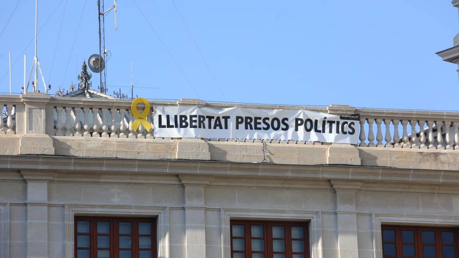La pancarta ‘presos polítics’ en la fachada del Ayuntamiento. Foto: Alba Mariné