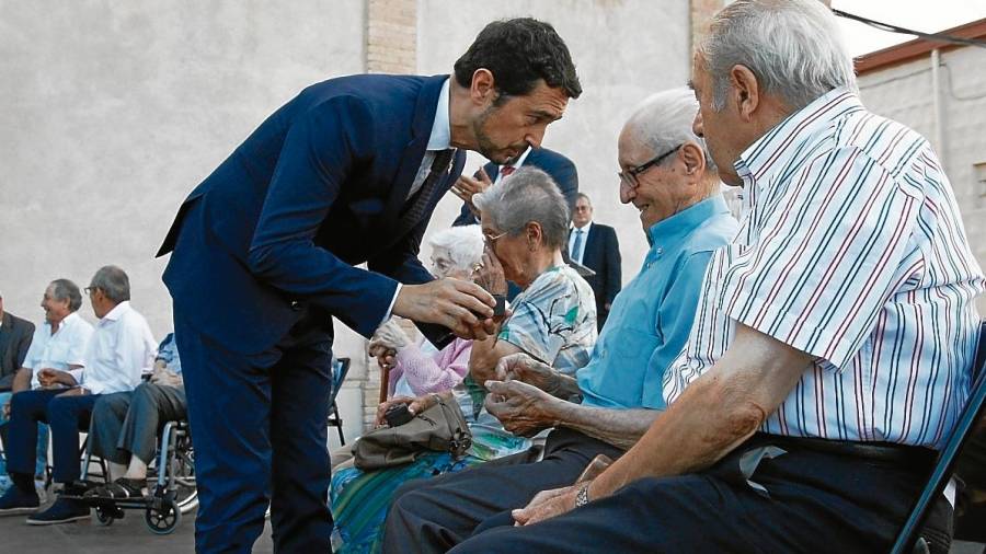Imatge del moment del reconeixement als socis més grans de 90 anys. FOTO: Alba Tudó