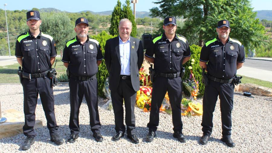 L'alcalde Jordi Llopart i els agents amb el nou uniforme. FOTO: Aj. Creixell