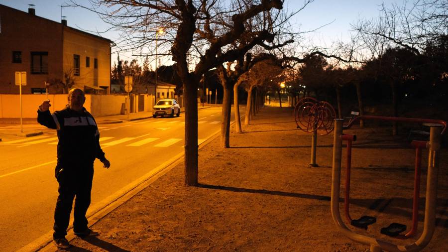 Enric Pont, pdte. de la AVV de la Urb. Sant Joan, en el parking de la c/Francolí s/n, donde destaca su falta de iluminación. foto: fabián acidres