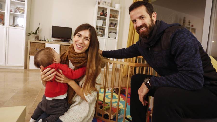 Paula y Sancho con el pequeño Elliot, que vino al mundo en plenas fiestas, un 29 de diciembre. FOTO: Pere Ferré