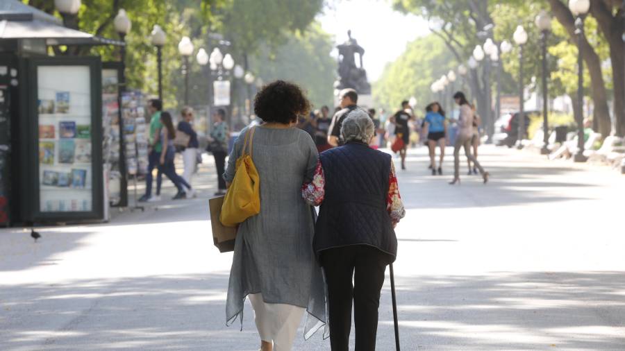 Imagen de archivo de dos mujeres en la Rambla Nova. El 28,7% de los mayores de la ciudad viven solos. FOTO: PERE FERRÉ