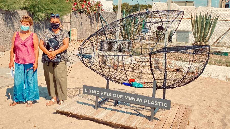 Inauguración de la escultura 'El peix que menja plàstic' en la playa de Creixell: FOTO: Ajuntament de Creixell