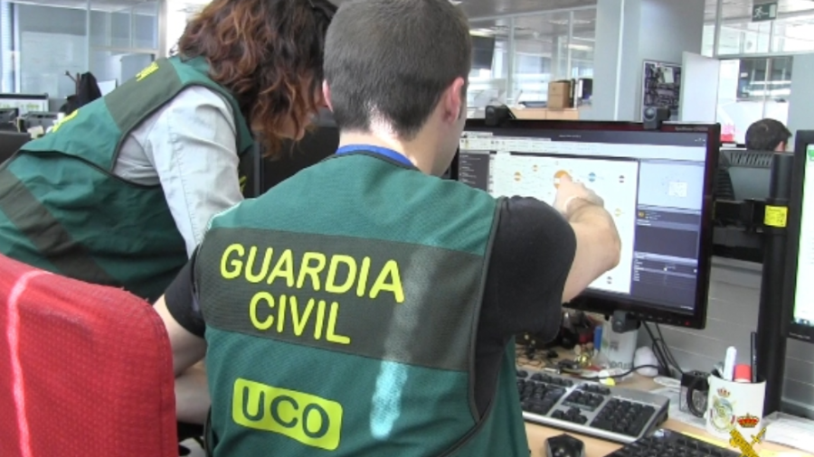 Dos agentes de la Benemérita analizando la cuenta de Twitter del detenido. FOTO: Guardia Civil