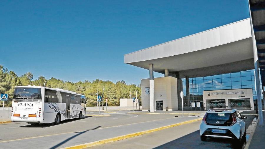 El autobús de la línea regular Tarragona-Valls para en la estación del AVE Camp de Tarragona. FOTO: Lluís Milián