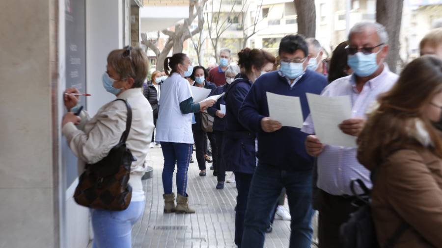 Cola de ciudadanos para inocularse con AstraZeneca, ayer en Tarragona. FOTO: PERE FERRÉ