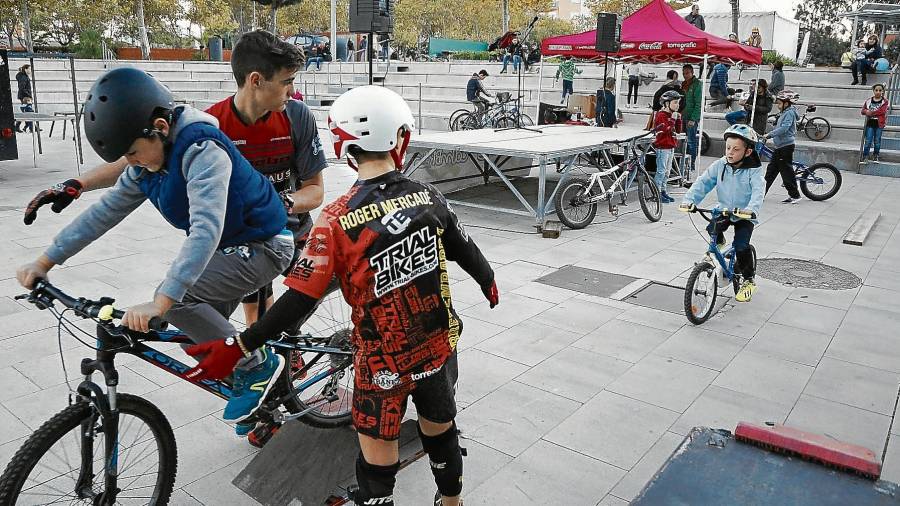 Los más pequeños tuvieron la oportunidad de practicar Bike Trial en el Parc del Pinaret, de Cambrils. FOTO: Pere Ferré