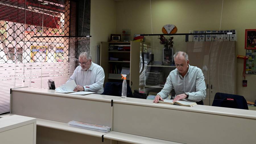 Asesoría en Parla, Madrid, que ha instalado mamparas para seguir atendiendo a sus clientes. Foto: Victor Lerena