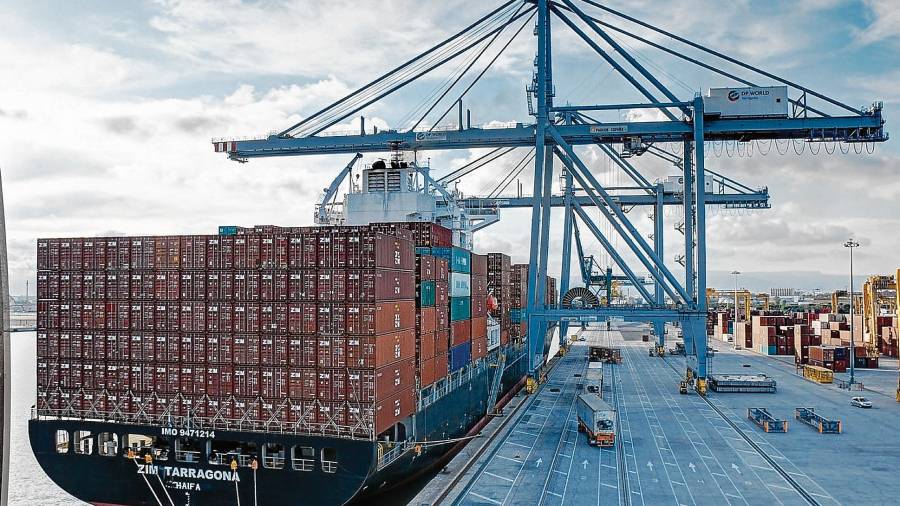 El tráfico de contenedores sigue siendo uno de los principales retos que marcarán el crecimiento del puerto. FOTO: DT